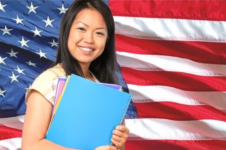 美国留学申请录取率下降 美国大学为何要限制亚裔学生名额？