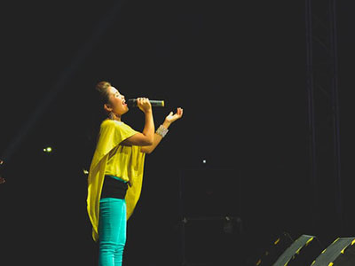 雅思口语题库话题part2高分范文：a place where people listen to music (听音乐的场所)